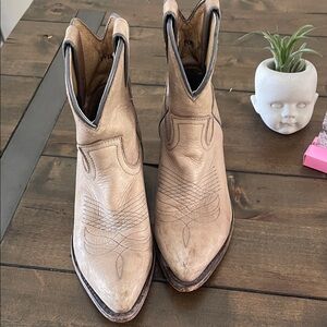 Frye Size 6 Beige Western Ankle Boots